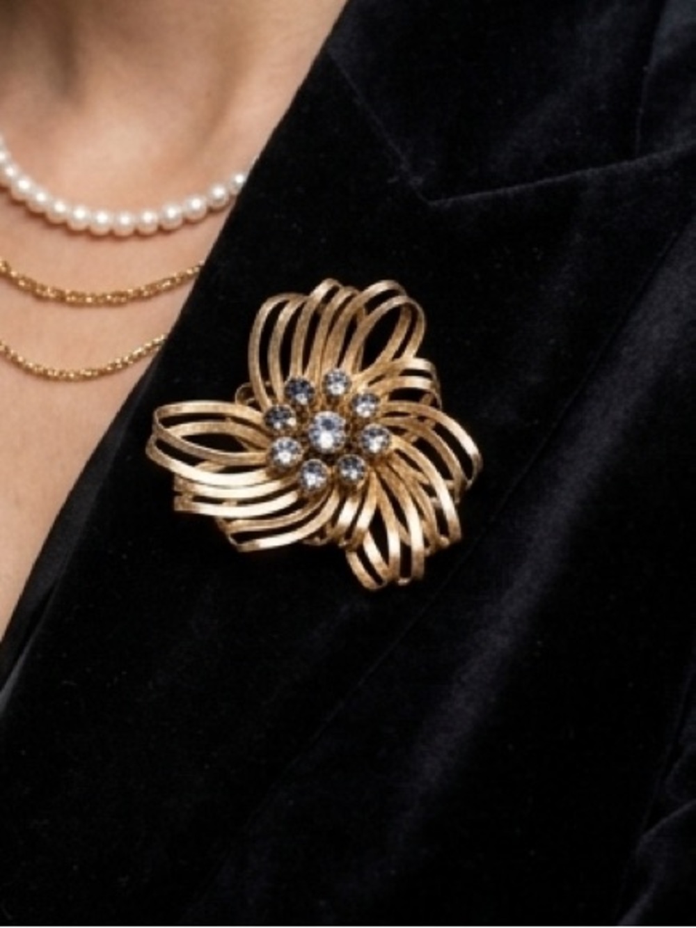 Vintage Gold Tone Rhinestone Flower Brooch Mid Century Retro Pin